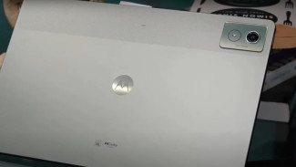 Samsung Galaxy Tab S10 FE vs Motorola Moto Pad 60 Pro, Mana Tablet Terbaik untuk Pekerja Kantoran?