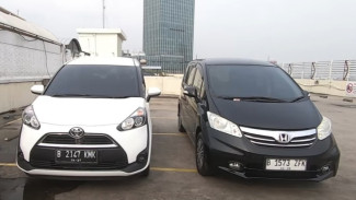Honda Freed vs Toyota Sienta Mana Raja MPV Mini Terbaik dengan Captain Seat dan Sliding Door