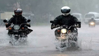 Motormu Mogok Saat Musim Hujan Tiba? Ini 2 Cairan Ajaib yang Wajib Ada!
