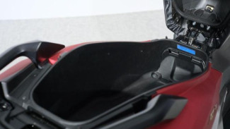 7 Barang Berbahaya di Jok Motor yang Wajib Dihindari Pengendara
