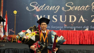 Perjuangan Ko Ajun Kuliah di Usia Senja hingga Akhirnya Lulus