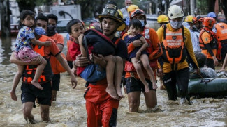 Polisi Evakuasi Korban Banjir Meski Rumah Mereka Sendiri Hanyut