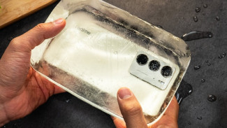 Realme C75 Dibekukan Dalam Es, Masih Hidup! Garansi Air Bikin Kaget