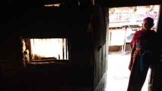 Puluhan Tahun Tinggal di Rumah Rusak, Nenek 75 Tahun Kini Dapat Listrik dan Air