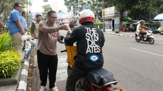 600 Paket Buka Puasa Gratis Disalurkan ke Pengguna Jalan di Bandung
