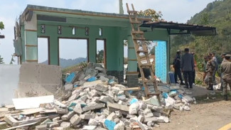 Akibat Bencana Pergerakan Tanah, Sebuah Rumah Amruk