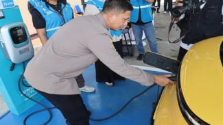 Polres Garut dan PLN Resmikan Stasiun Pengisian Kendaraan Liatrik Umum di Lingkungan Polres
