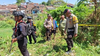 Polisi Amankan Lokasi Temuan Hulu Ledak Mortir Yang Ditemukan Anak-anak