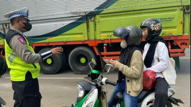 Polisi Tilang Pengendara Motor