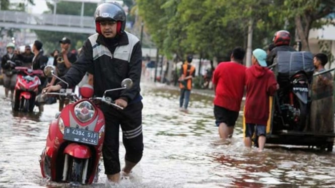 Bahaya Terobos Motor Saat Banjir