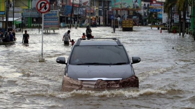 Tips Menghindari Kerusakan Mobil saat Banjir