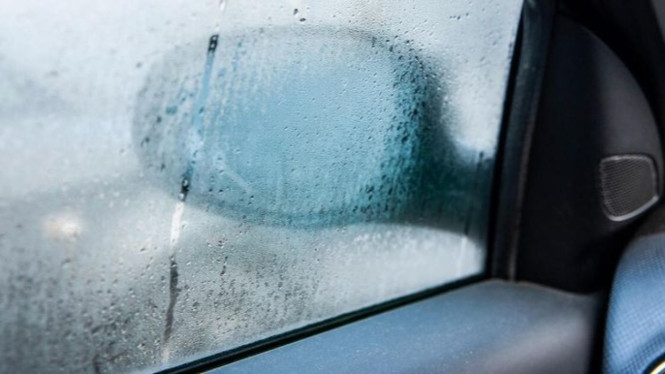 Cara Simpel Hilangkan Embun di Kaca Mobil Saat Hujan
