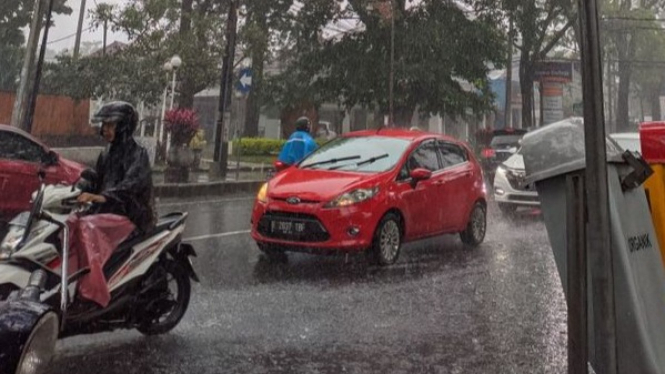 7 Tips Penting Mengemudi saat Hujan