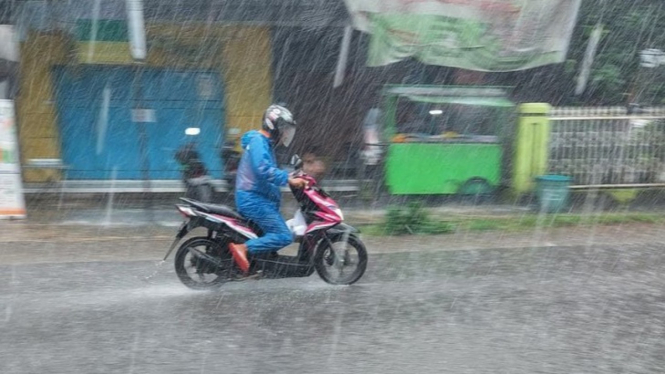 10 Tips Berkendara Motor saat Hujan