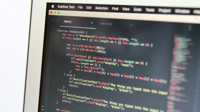Tampilan Website Dekat Layar Komputer