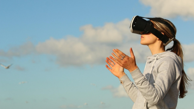 Women Virtual Reality