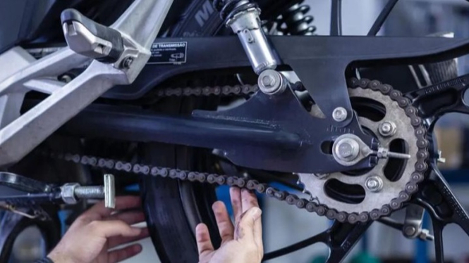 5 Rekomendasi Chainlube Terbaik untuk Rantai Motor