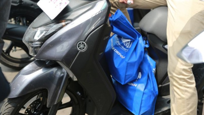 Tips Membawa Barang dengan Motor Matic