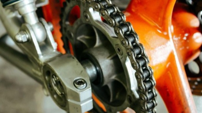 Cara Membersihkan Rantai Motor
