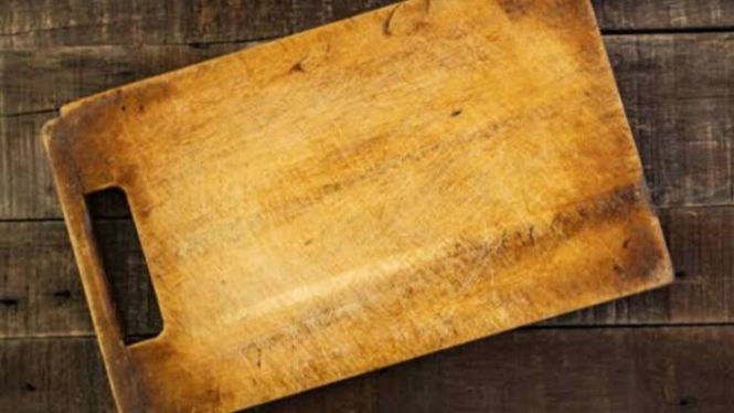 Talenan Kayu Kotor dan Berjamur