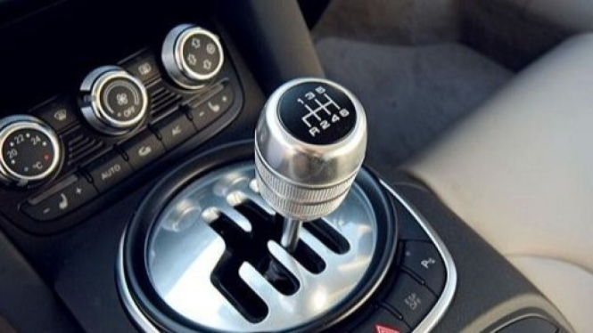 Kebiasaan Pengguna Mobil Manual yang Harus Dihindari