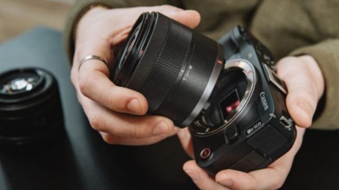 Canon EOS R50V