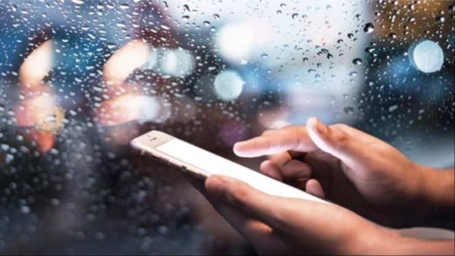 Tips Ampuh Melindungi Perangkat Elektronik dari Kerusakan Saat Hujan