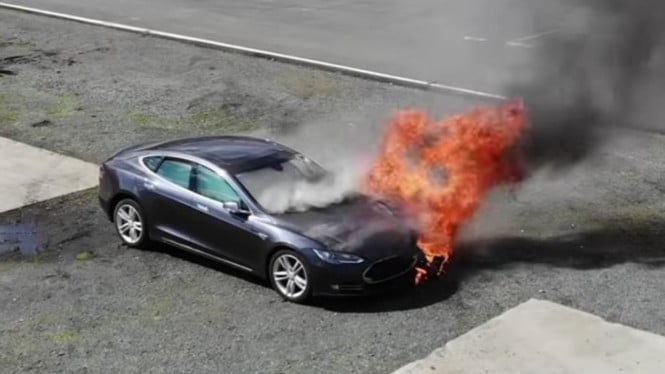 Ilustrasi Mobil listrik Terbakar