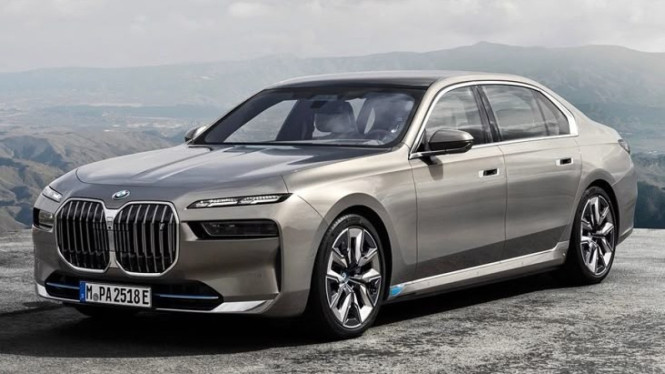 BMW i7