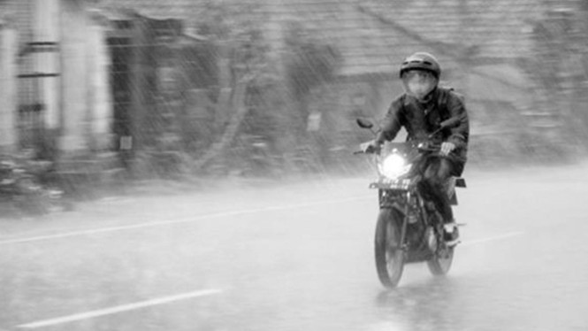 Tips Berkendara Saat Hujan