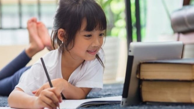Ilustrasi anak belajar menggunakan tablet