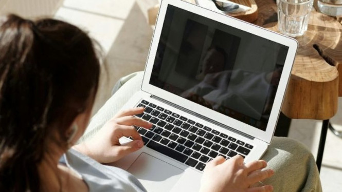 10 Kebiasaan Yang Bikin Laptop Cepet Rusak