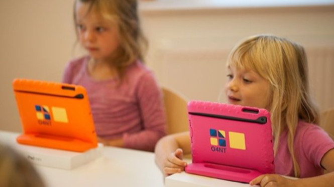 Ilustrasi Tablet untuk Anak