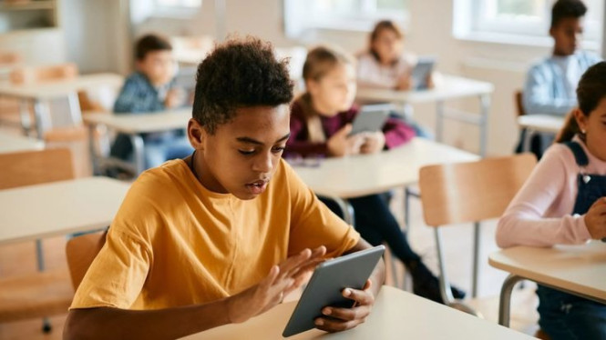 Ilustrasi Penggunaan Tablet di Sekolah
