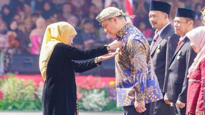 Ary Ginanjar raih Lencana Emas Jer Basuki Mawa Beya di Hardiknas 2026