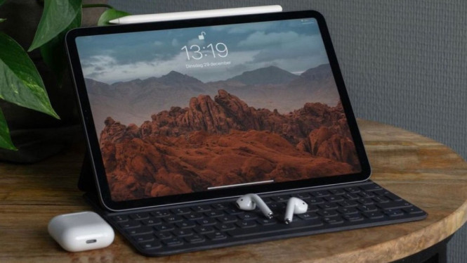 Ilustrasi Tablet AI