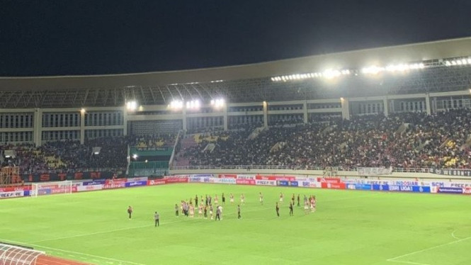 ilustrasi rekam pertandingan bola di stadion menggunakan hp