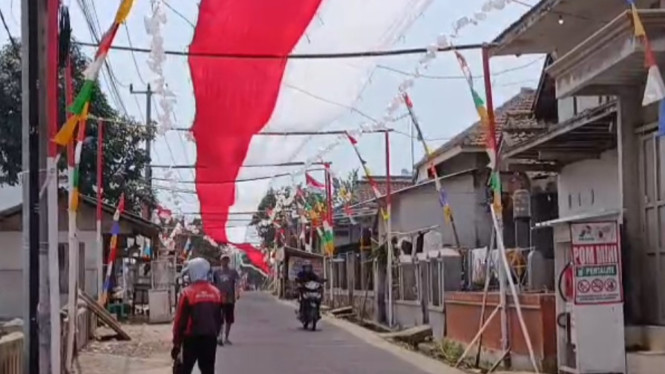 Bendera merah putih sepanjang 700 meter dikibarkan