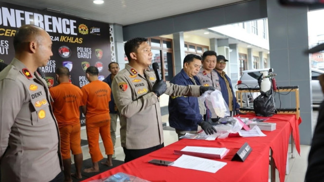 Polisi memperlihatkan barang.bukti kasus BBL ilegal
