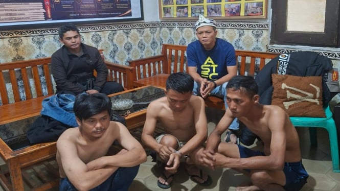 Kapolsek Cibatu, AKP Amirudin Larif,Kanit Reskrim Cibatu, Ipda Iwan Setiawan dan tiga pelaku bobol warung kelomtongan