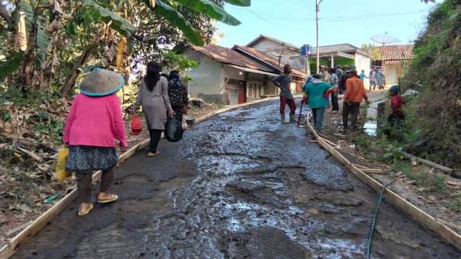 Tanpa Anggaran Pemerintah, Warga Dua Desa di Garut Perbaiki Jalan Rusak Parah