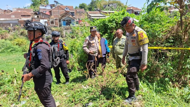 Polisi Amankan Lokasi Temuan Hulu Ledak Mortir Yang Ditemukan Anak-anak
