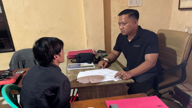 Petugas sedang memeriksa pelaku pencurian dengan gaya tuyul