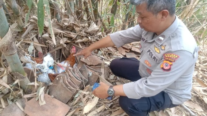 Petugas menunjuk barang bukti celengan yang dibuang pelai