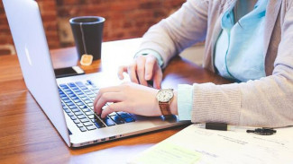 Sering Menatap Gadget? Hati-hati Bahaya Computer Vision Syndrome!