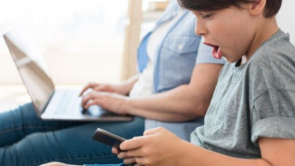Bahaya Anak Kecanduan HP, Begini Cara Mengatasinya