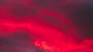 Mengapa Langit Berwarna Merah Saat Mendung di Malam Hari?