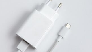 Amankah Memakai Charger HP dengan Watt yang Lebih Tinggi atau Rendah dari Charger Bawaan?