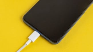 Kenapa HP Kamu Nggak Mau Ngecas Lancar? Cek Dulu Hal-Hal Ini