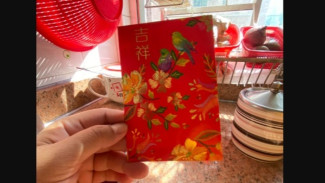 Tradisi Memberi Angpau dan Ucapan Imlek